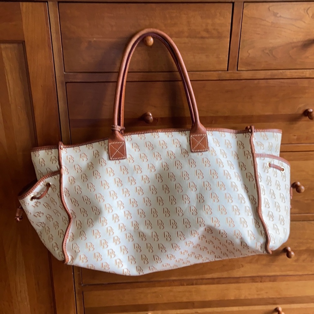 ❄️ SOLD ❄️ Dooney and Bourke Extra Large Tote
